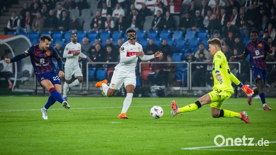 Die frühe Führung für Basel: Albian Ajeti (l.) trifft durch die Beine von Alexander Nübel. Bild: Andreas Becker/KEYSTONE/dpa