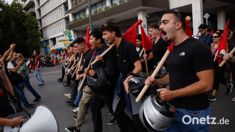 Streik legt Athen lahm: Bürger und Gewerkschaften demonstrieren für bessere Arbeitsbedingungen Bild: Socrates Baltagiannis/dpa