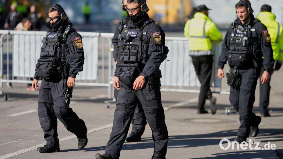 Das Festgelände wird abgesucht. Bild: Matthias Schrader/AP/dpa