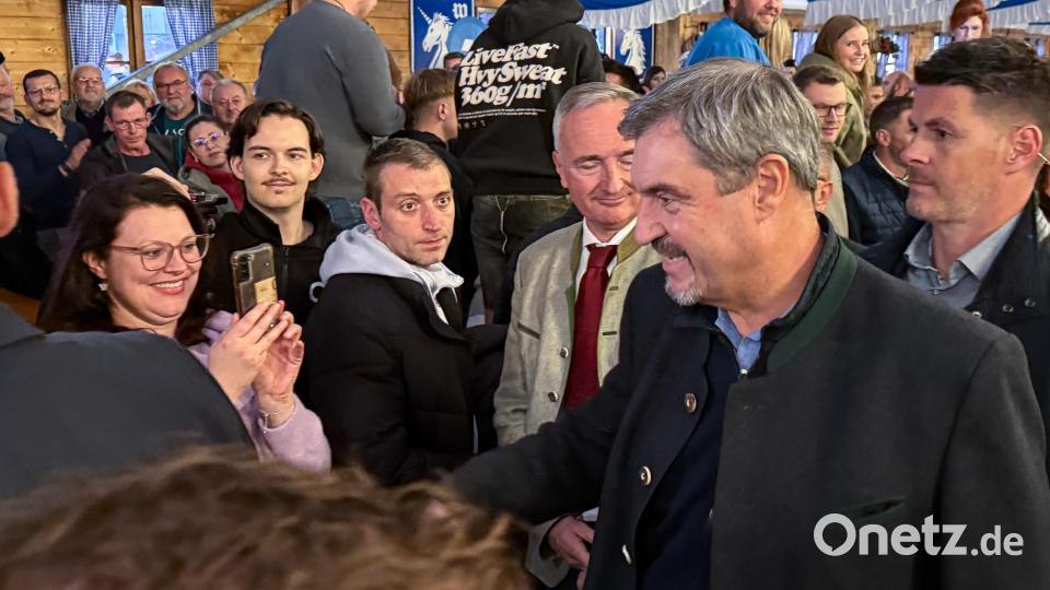 Beim Weg durch das Bierzelt nahm sich Markus Söder viel Zeit für seine Fans. Bild: Stephan Huber