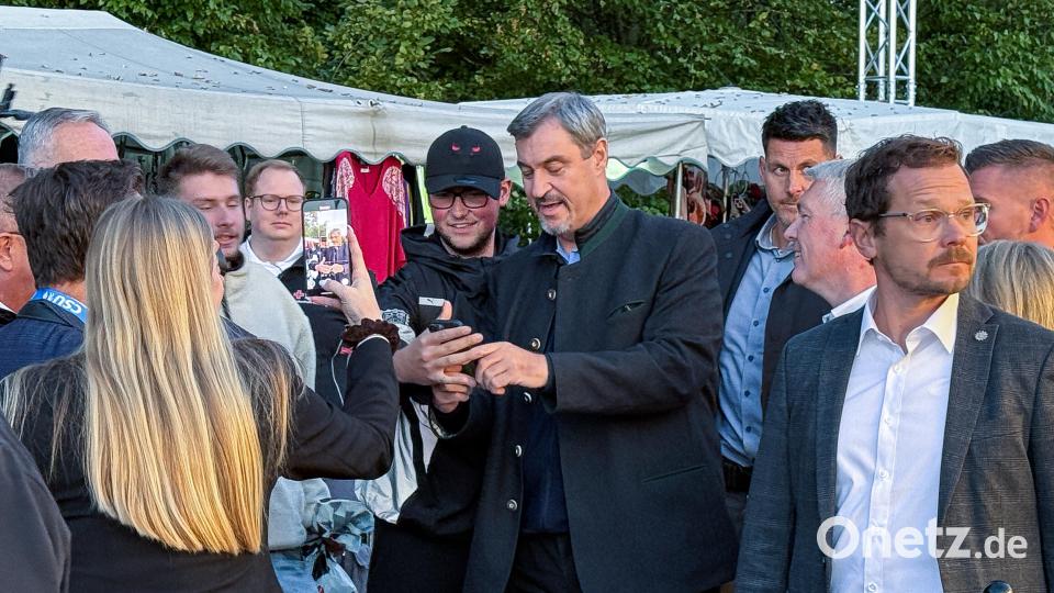 Schon vor dem Zelt war der Ministerpräsident ein begehrtes Fotomotiv. Bild: Stephan Huber