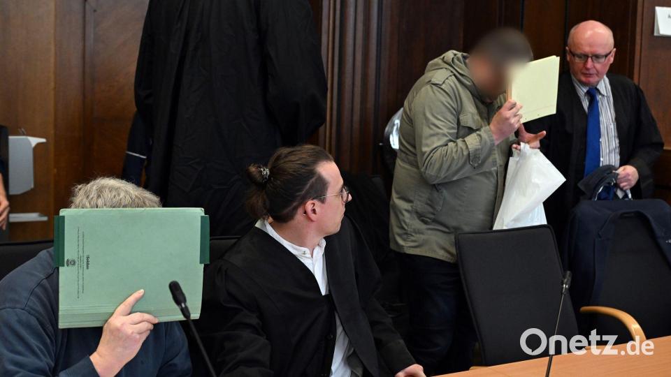 Allein in der Wohnung eines der Männer wurden laut Anklage rund 75.000 kinderpornografische Bilddateien gefunden. Bild: Federico Gambarini/dpa