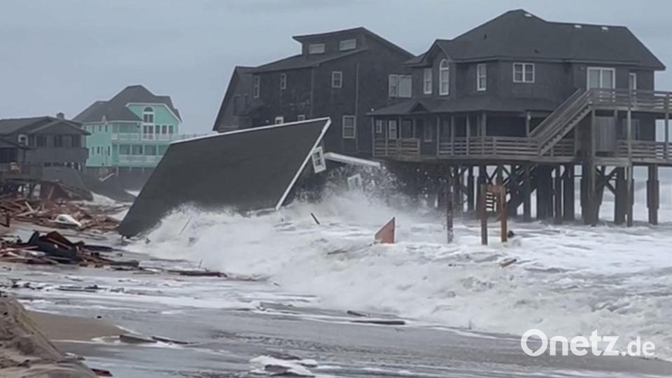 Vor der Küste des Bundesstaates North Carolina stürzten bei hoher Brandung fünf unbewohnte Häuser ins Meer. Bild: Heather Jennette/Heather Jennette/AP/dpa