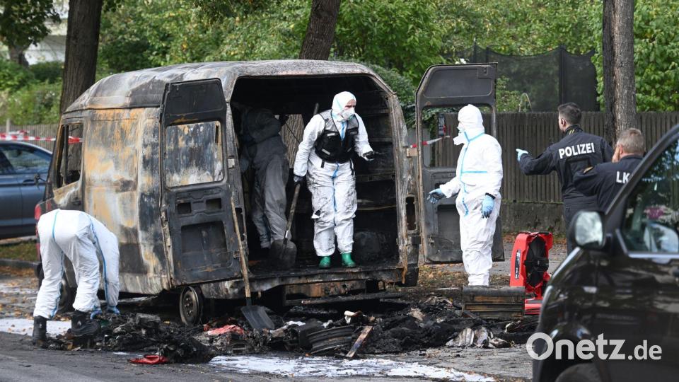 Auch ein Transporter brannte aus. Bild: Felix Hörhager/dpa
