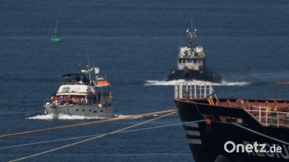 Vor Gaza: Israel eskortiert und stoppt Boote der Global Sumud Flotilla. Bild: Leo Correa/AP/dpa