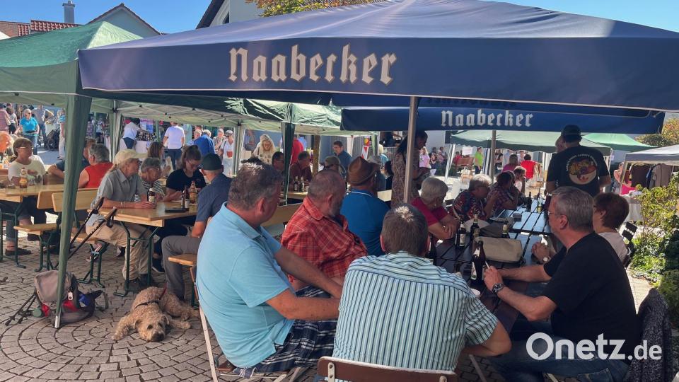 Der Regionalmarkt in Gleiritsch zog bei strahlendem Sonnenschein viele Besucher an Bild: sgs