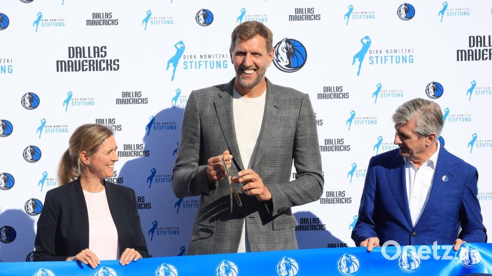 Dirk Nowitzki bei der Einweihung des Courts in Würzburg. Bild: Karl-Josef Hildenbrand/dpa
