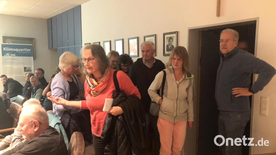 Das Verlassen des Sitzungssaales war ein von der BI-Sprecherin, Christina Kretschmer, deutlich kommentierter Protest der Windkraftgegner.