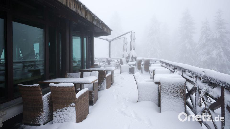 Wintereinbruch auf dem Jahorina: Restaurantterrasse nahe Sarajevo versinkt im Schnee Bild: Armin Durgut/AP/dpa