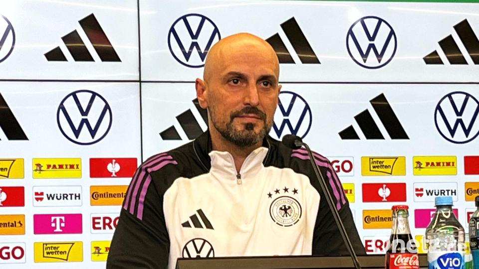 U21-Nationaltrainer Antonio Di Salvo (M) will mit seinem Team zwei Siege einfahren. Bild: Christian Kunz/dpa