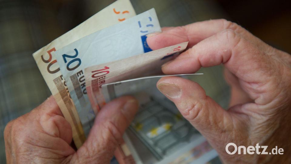 Manche Rentner kommen kaum über die Runden, andere haben hohe Einkommen. (Symbolbild) Bild: Marijan Murat/dpa/dpa-tmn