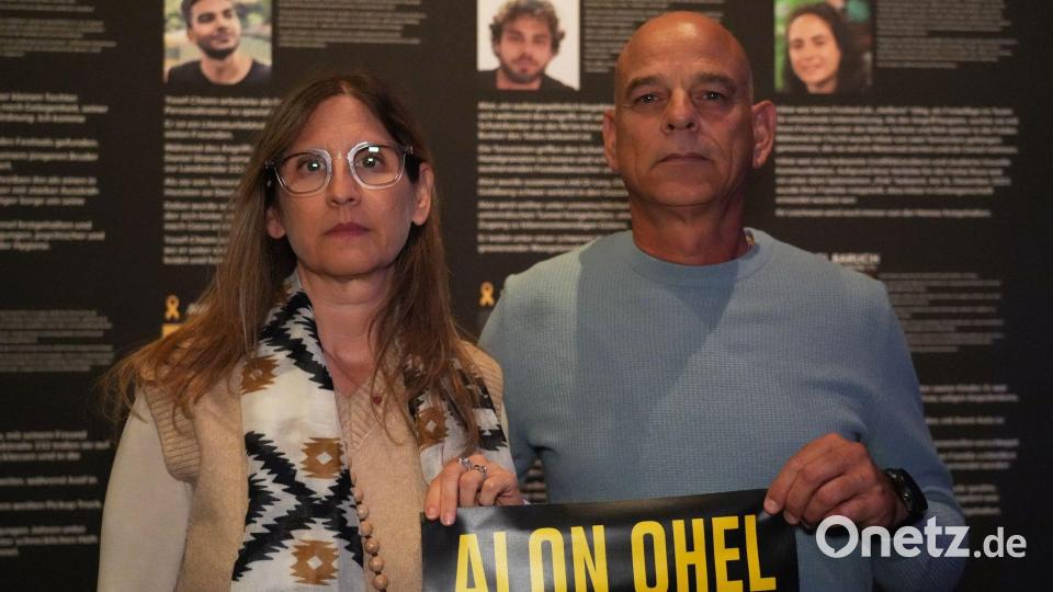 Es ist das erste Mal, dass sich die Eltern von Alon Ohel die Ausstellung ansehen. Bild: Manuel Genolet/dpa