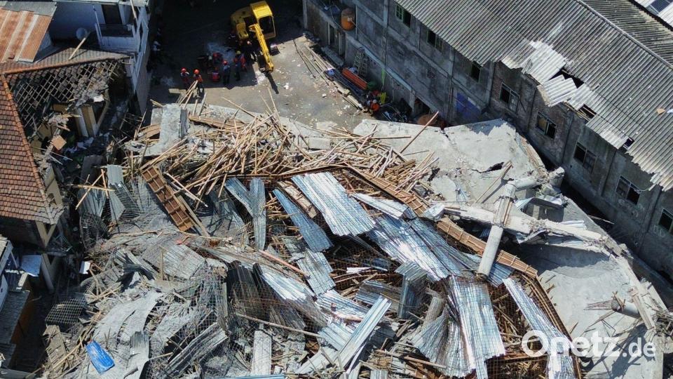 Das mehrstöckige Gebäude wurde bei dem Unglück völlig zerstört. Bild: Trisnadi/AP/dpa
