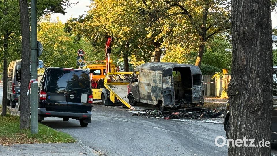 Mehrere Wagen gingen in Flammen auf. Bild: Roland Freund/dpa