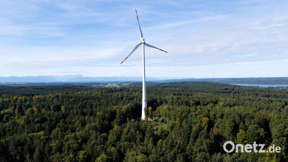 In der Sondersitzung des Fuchsmühler Gemeinderates kämpfte die Bürgerinitiative „Wirklich Windkraft im Naturpark?“, jedoch erfolglos. Symbolbild: Sven Hoppe/dpa