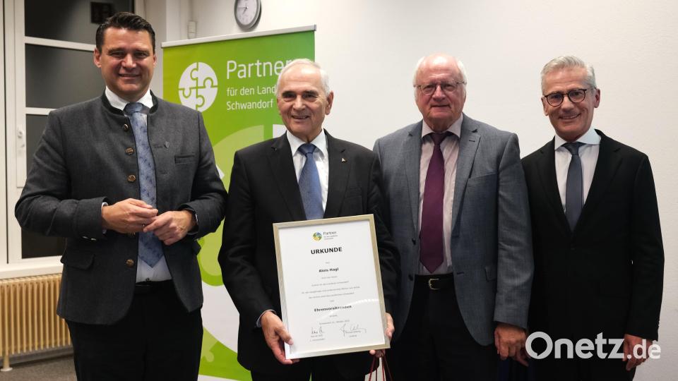 Landrat Thomas Ebeling, Altlandrat Volker Liedtke und Vorsitzender Werner Heß (von links) ernannten Alois Hagl (Zweiter von links) zum Ehrenvorsitzenden des Vereins &quot;Partner für den Landkreis Schwandorf&quot;. Bild: Hirsch