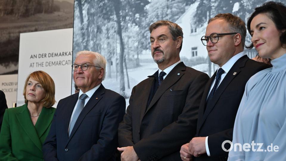 Bundespräsident Steinmeier (2. von links) und andere Politikerinnen und Politiker besichtigen das erweiterte Museum Mödlareuth. Bild: Martin Schutt/dpa