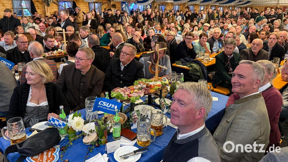 Das Zelt war voll besetzt. Bild: Stephan Huber