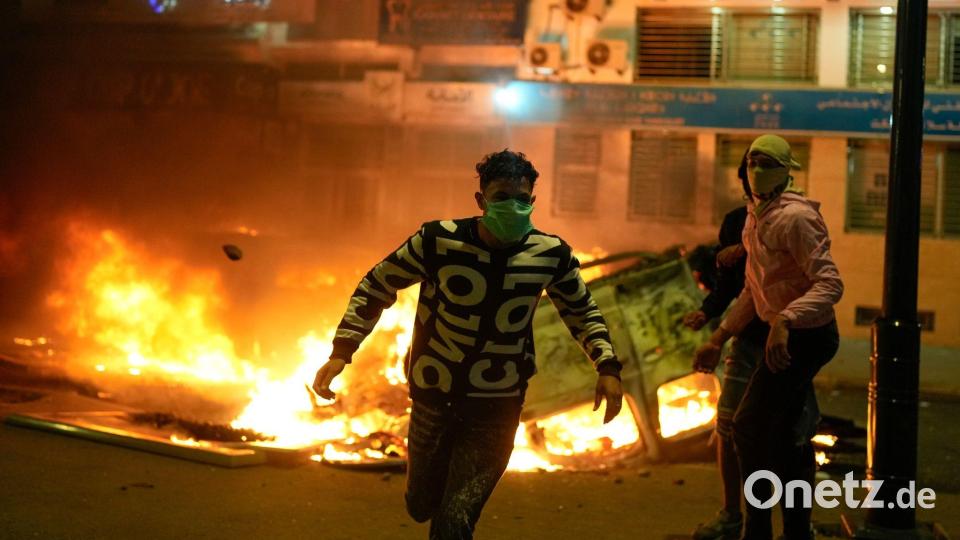 Marokko: Brennendes Polizeifahrzeug bei Protesten für Reformen in Rabat Bild: Mosa&#039;ab Elshamy/AP/dpa