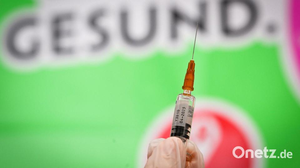 Auch einige Apotheken bieten Grippeschutzimpfungen an. (Archivbild) Bild: Jens Kalaene/dpa