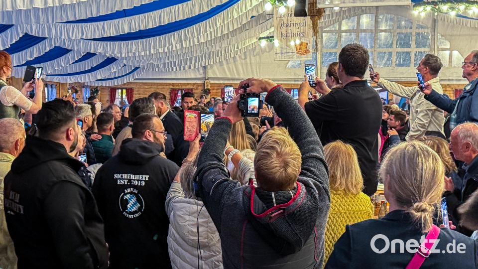 Wo ist der Ministerpräsident? Wer am Mittwoch im Festzelt der Dult war, versuchte ein Foto von Markus Söder zu machen. Bild: Stephan Huber
