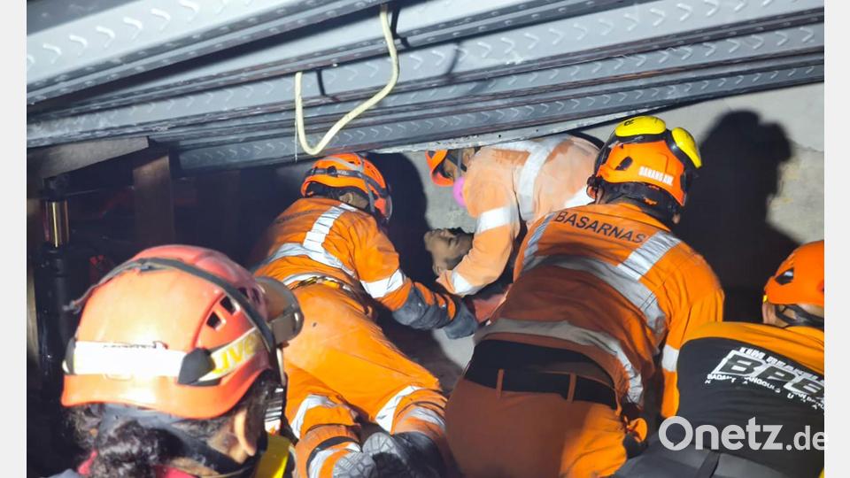 Die Retter haben mehrere Menschen lebend geborgen. Bild: -/Basarnas/XinHua/dpa