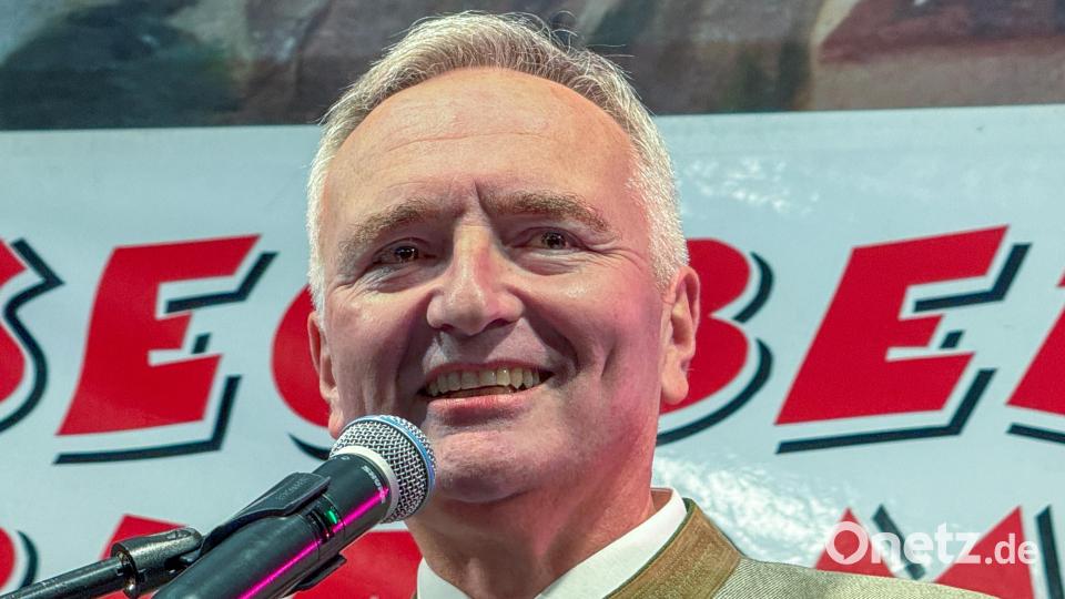 Auch Landtagsabgeordneter Harald Schwartz stimmte das Bierzelt auf die Rede des Ministerpräsidenten ein: "Die Menschen verlangen Antworten." Bild: Stephan Huber