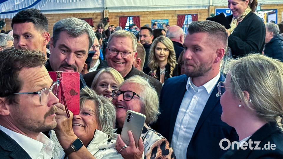 Söder-Fans versuchen ein Selfie mit dem von Personenschützern umgebenen Ministerpräsidenten auf der Amberger Dult am Mittwochabend zu ergattern. Bild: Stephan Huber