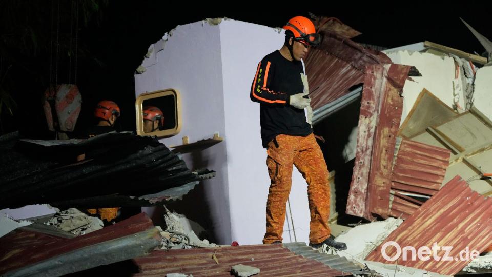 Retter suchten weiter nach möglichen Verschütteten. Bild: Aaron Favila/AP/dpa
