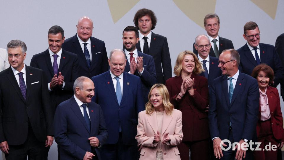 Familienfoto in Kopenhagen: EU-Spitze mit Merz (r), Meloni und Pashinyan beim Gipfel der Europäischen Politischen Gemeinschaft. Bild: Suzanne Plunkett/PA Wire/dpa