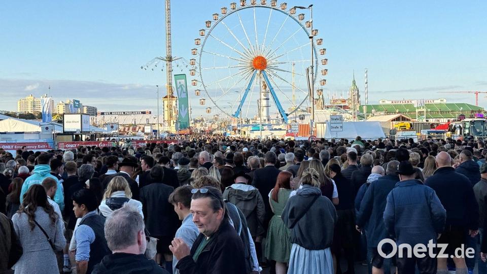 Die Wiesn war stundenlang gesperrt. Bild: Christof Rührmair/dpa