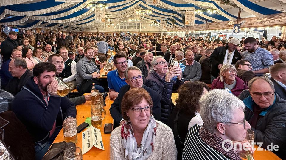 So voll ist es selten im Festzelt der Familie Gschrey auf der Amberger Dult: Ministerpräsident Markus Söder zieht die Menschen in der Region an. Bild: Stephan Huber