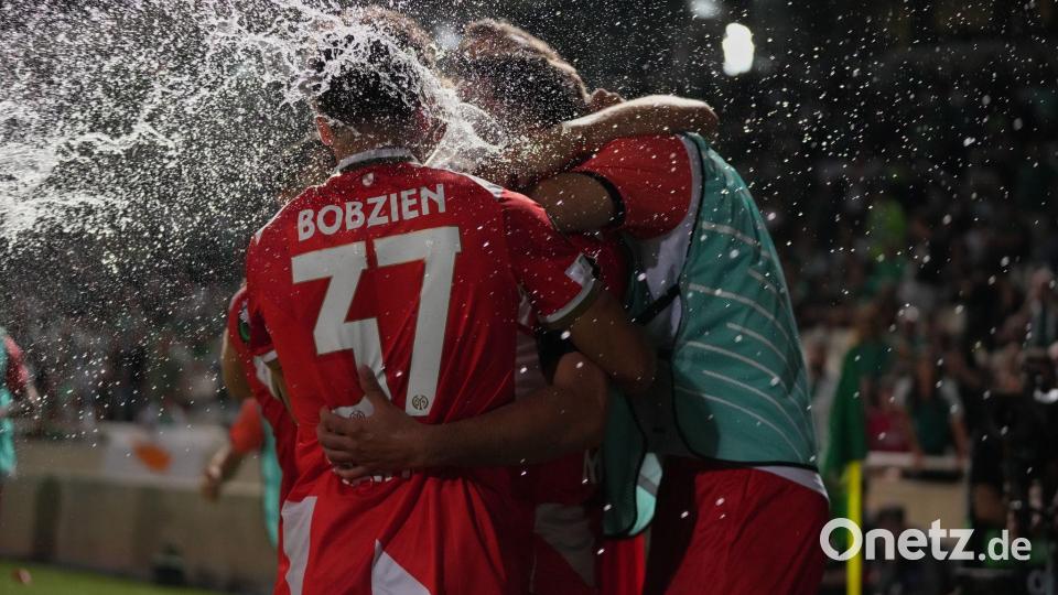 Beim Jubel der Mainzer über das 1:0 gegen Omonia Nikosia warfen Fans der Gastgeber Becher Richtung FSV-Profis. Bild: Petros Karadjias/AP/dpa