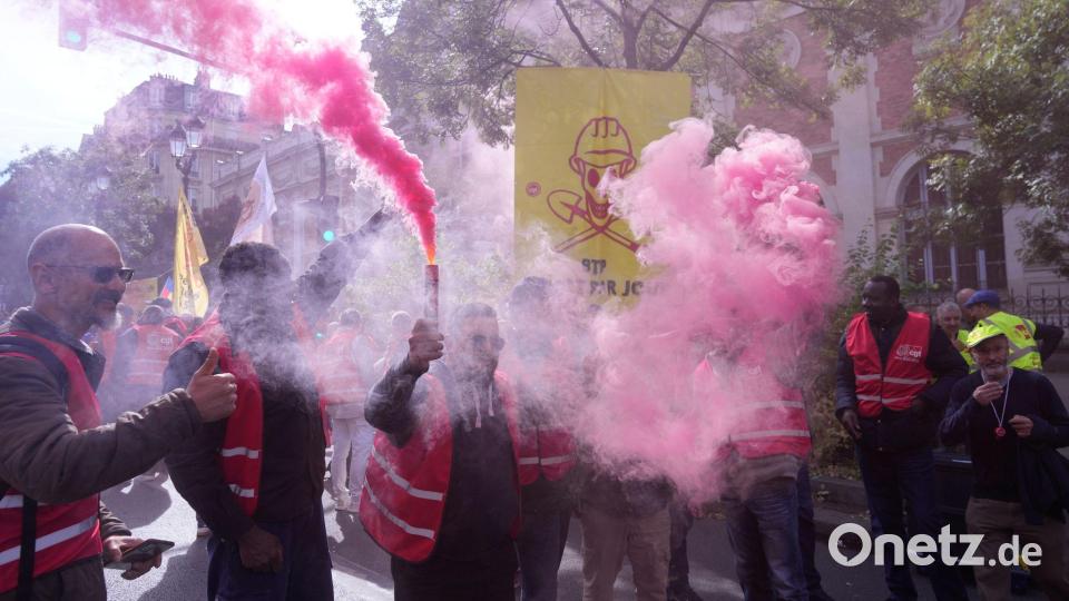 Brennende Fackeln in Colmar: Gewerkschaften protestieren lautstark gegen Sparpläne Bild: Michel Euler/AP/dpa