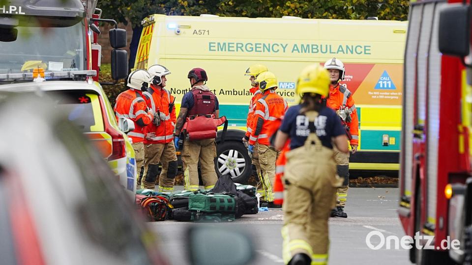 Auf Bildern vom Ort des Geschehens waren zahlreiche Rettungswagen und schwer bewaffnete Polizisten zu sehen. Bild: Peter Byrne/PA Wire/dpa