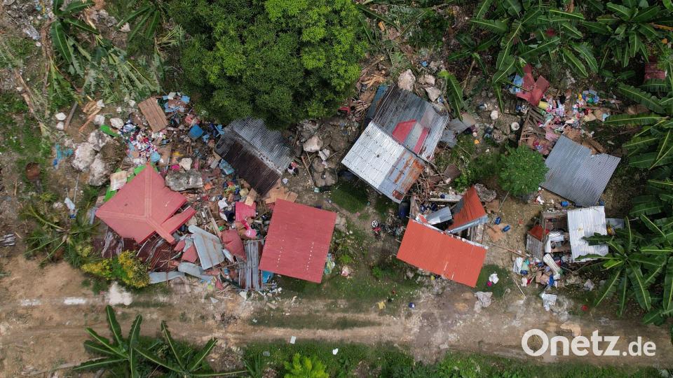 Nach Erdbeben auf den Philippinen: Zerstörte Häuser am Fuße eines Hangs bei Erdrutsch. Bild: Aaron Favila/AP/dpa