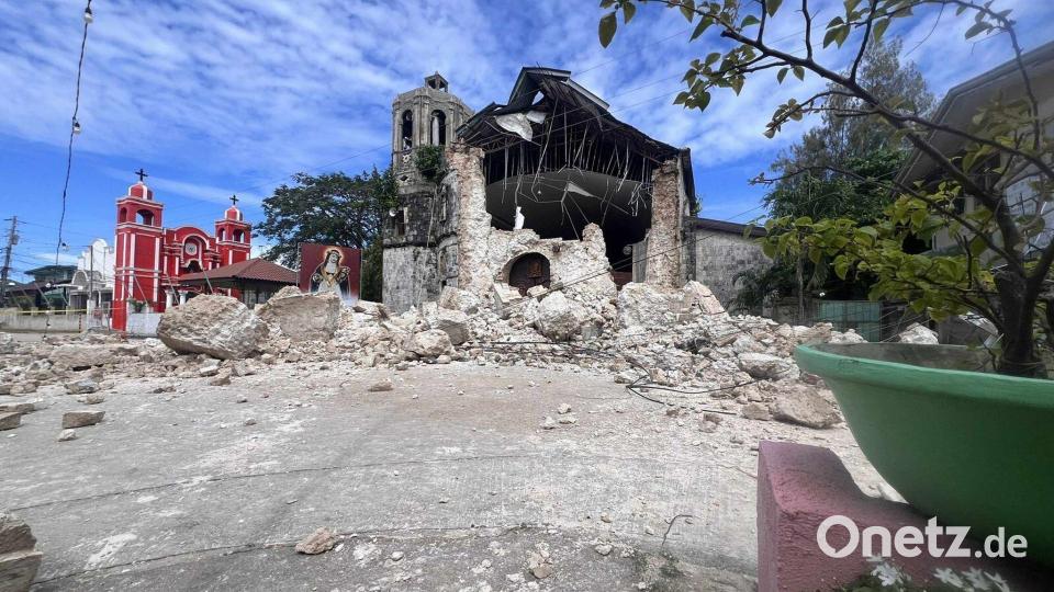 Auch Kirchen sind bei den Erdstößen eingestürzt. Bild: Uncredited/AP/dpa