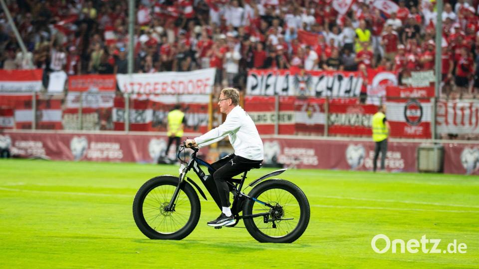 Zuletzt war Ralf Rangnick verletzungsbedingt noch mit dem E-Bike unterwegs. (Archivbild) Bild: Georg Hochmuth/APA/dpa