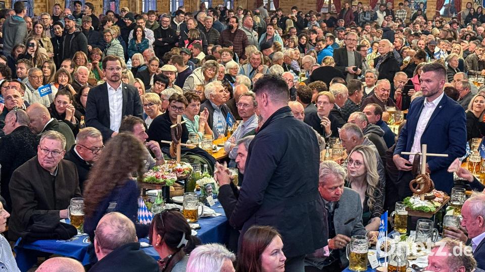 Markus Söder im proppenvollen Festzelt umringt von Personenschützern. Bild: Stephan Huber