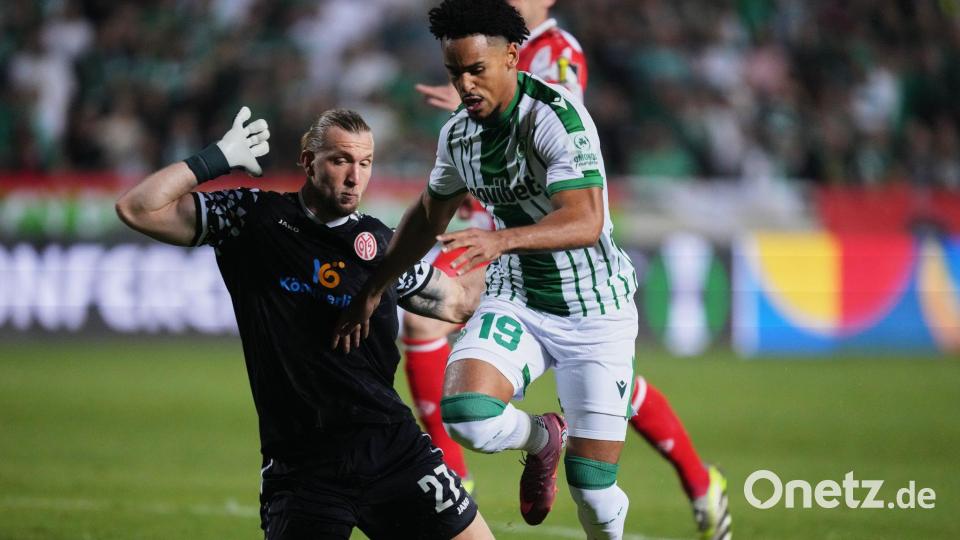 Der FSV Mainz 05 um Torwart Robin Zentner (l) lieferte sich eine umkämpfte Partie gegen Omonia Nikosia. Bild: Petros Karadjias/AP/dpa