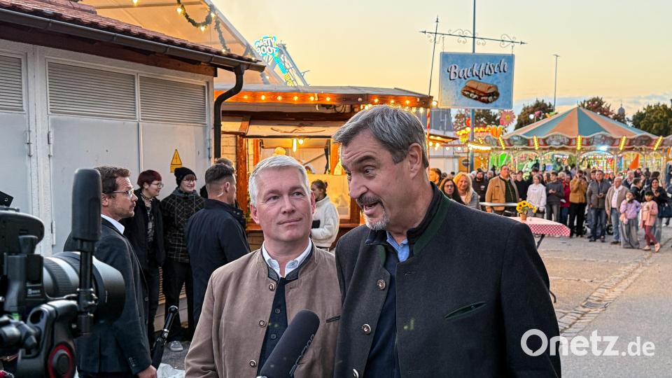 Vor dem Festzelt auf der Amberger Dult gibt Ministerpräsident Markus Söder (daneben OB-Kandidat Stefan Ott) ein Interview. Bild: Stephan Huber