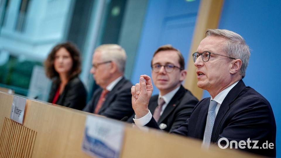Der NKR stellt seinen Jahresbericht zusammen mit Digitalisierungsminister Karsten Wildberger (CDU) und dem Parlamentarischen Staatssekretär seines Ministeriums, Philipp Amthor (CDU), vor. Bild: Kay Nietfeld/dpa