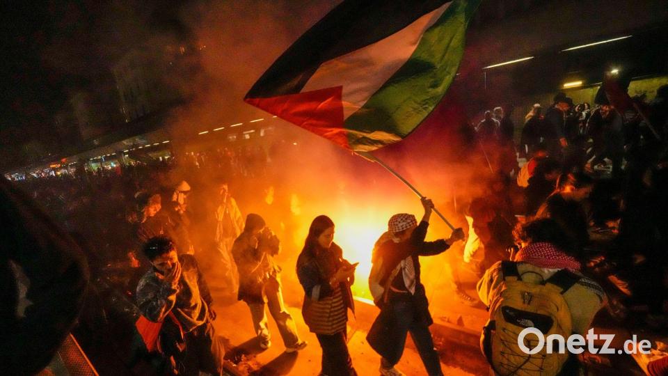 Demonstranten auf den Gleisen des Mailänder Bahnhofs Bild: Luca Bruno/AP/dpa