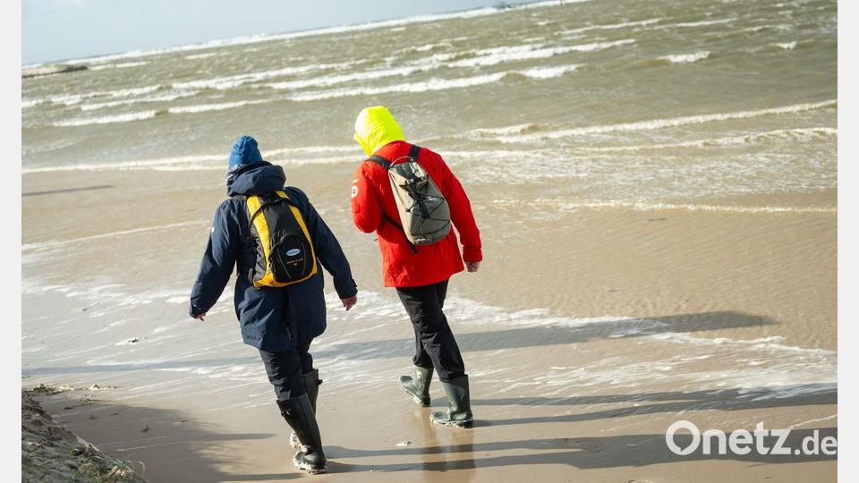 Wetterfeste Kleidung ist beim Spaziergang an der Nordsee in den nächsten Tagen ein Muss. (Archivfoto) Bild: Jonas Walzberg/dpa