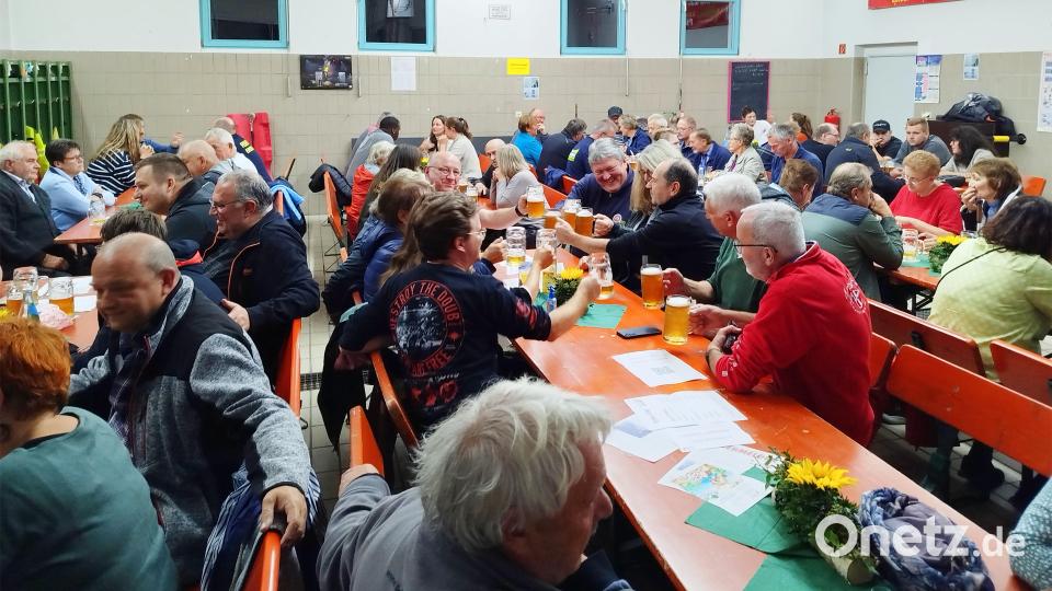 Für den Kirwazoigl musste die Feuerwehr ihr Feuerwehrhaus räumen. Bild: njn
