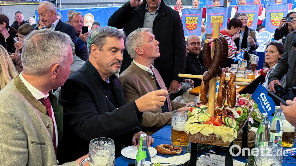 Söder isst: Eine opulente Brotzeitplatte samt Halbe stand für den Ehrengast der CSU im Festzelt bereit. Bild: Stephan Huber