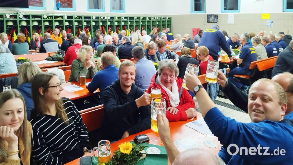Beste Stimmung herrschte bei gutem Zoigl und deftigen Brotzeiten im Feuerwehrhaus. Bild: njn