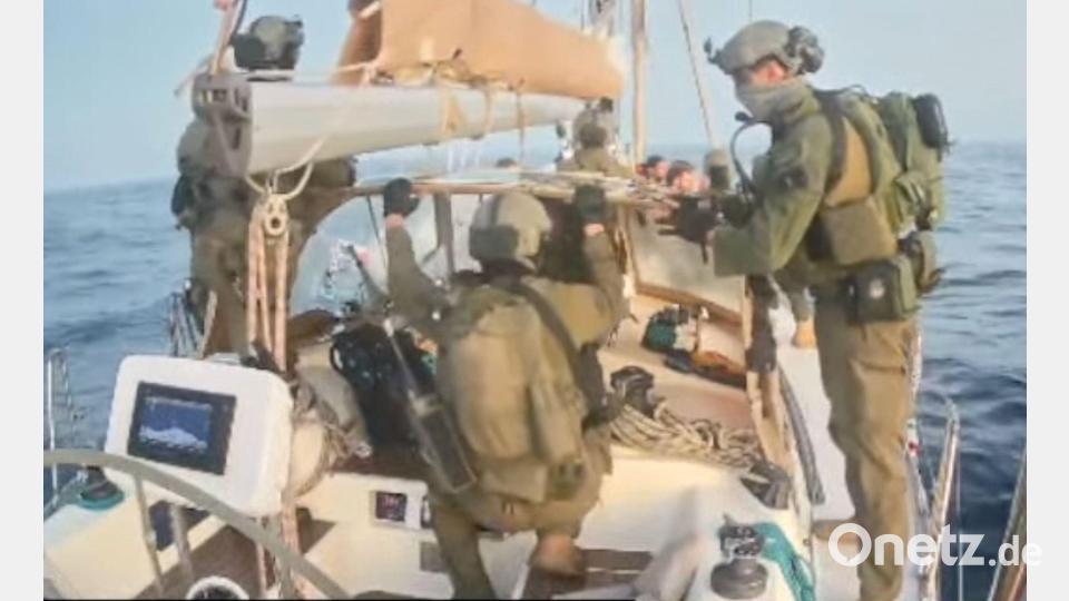 Maskierte israelische Soldaten haben die Boote der Gaza-Hilfsflotte vor Erreichen des Küstenstreifens geentert und die Besatzungen in Gewahrsam genommen. Bild: Uncredited/Global Sumud Flottilla/AP/dpa
