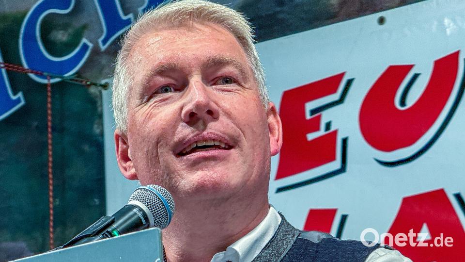 Stefan Ott, der Oberbürgermeister-Kandidat der CSU Amberg, outete sich als Fan des "besten Fußballvereins der Welt": der 1. FC Nürnberg. Bild: Stephan Huber