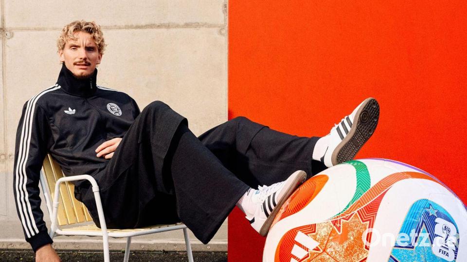 Nick Woltemade hofft auf eine starke WM mit dem neuen Spielball. Bild: ---/Adidas/dpa